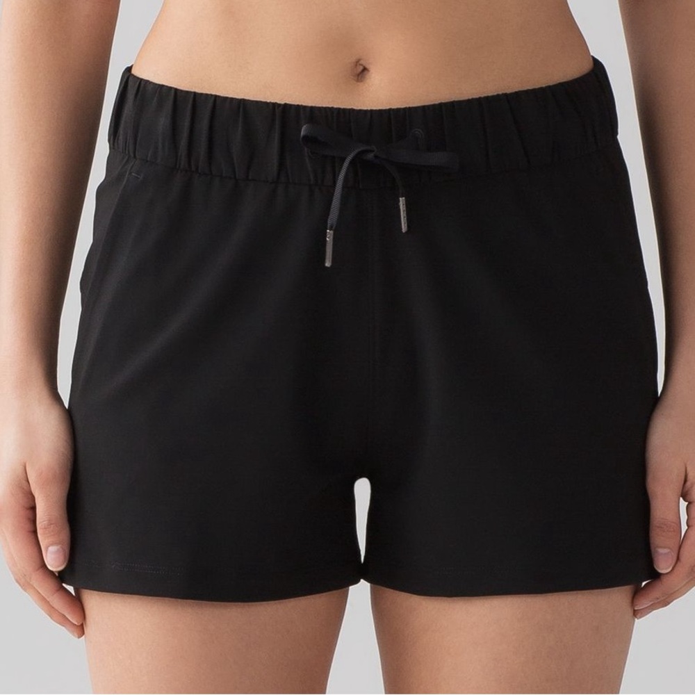 Lululemon on the fly shorts black